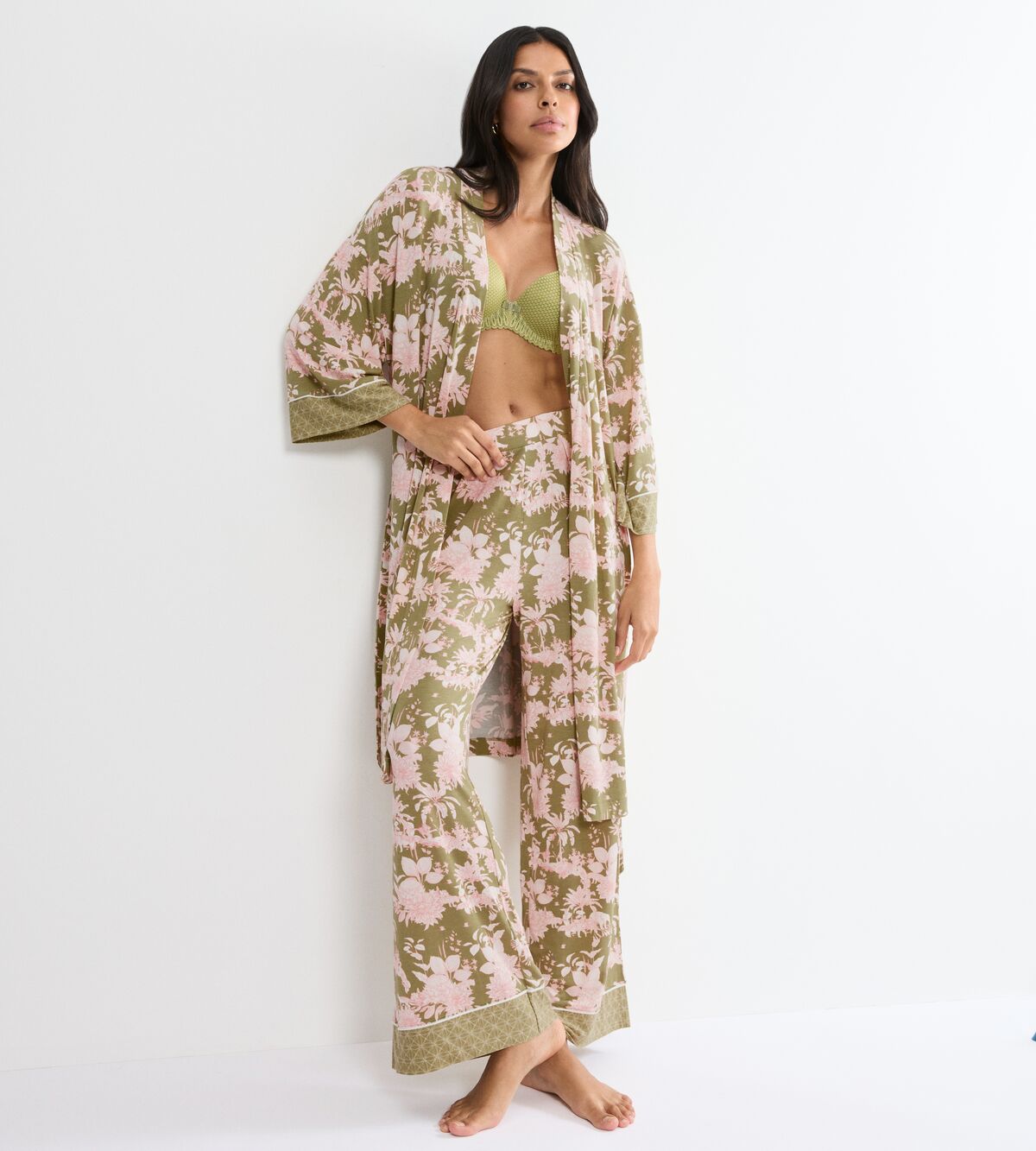 Triumph Aura Spotlight Robe 01